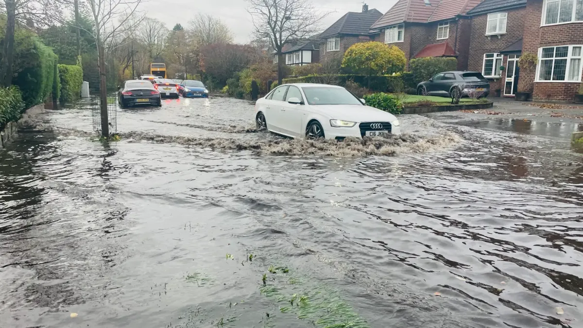 Pictures: Burst water pipe leaves roads flooded and hundreds of homes ...