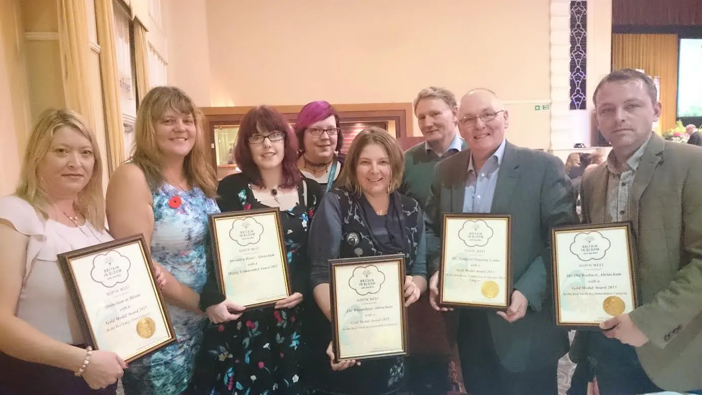 (l to r) Sarah Walmsley (Altrincham In Bloom Project Coordinator), Karen Wroe, Bex Wild & Sharon Robertson (Art With A Heart), Tara Dumas (Trafford Council), Dave Rome (Amey plc), David Wightman (manager of the Stamford Quarter), Gareth Bentham (landlord of The Old Roebuck)