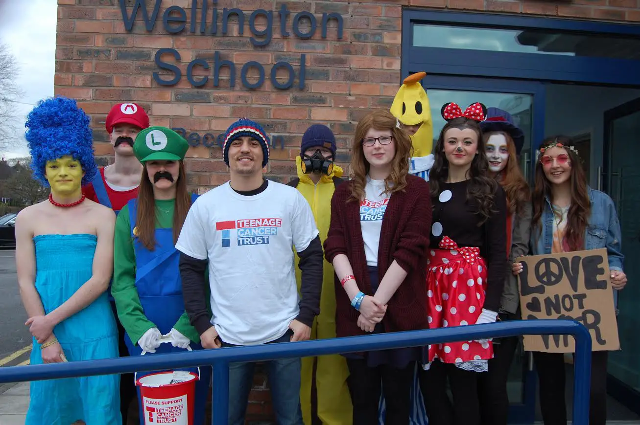 Boxing champion Anthony Crolla with Year 13 student Laura McDonagh and other pupils at the start of this morning's walk