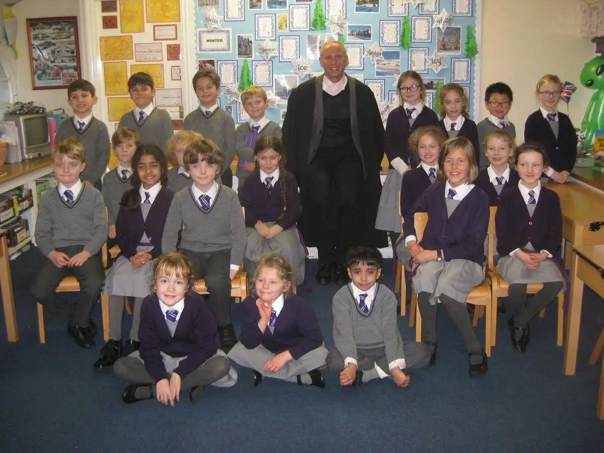 Forest Prep's Year 3 pupils with Judge Rinder